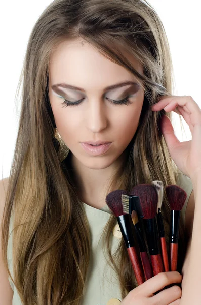 La muchacha hermosa con los pinceles para el maquillaje — Foto de Stock