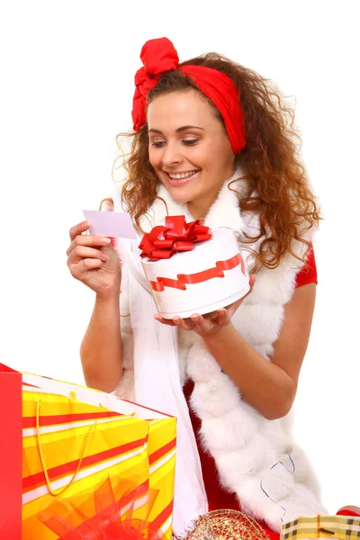 クリスマスのギフトを持つ若い女の子 — ストック写真
