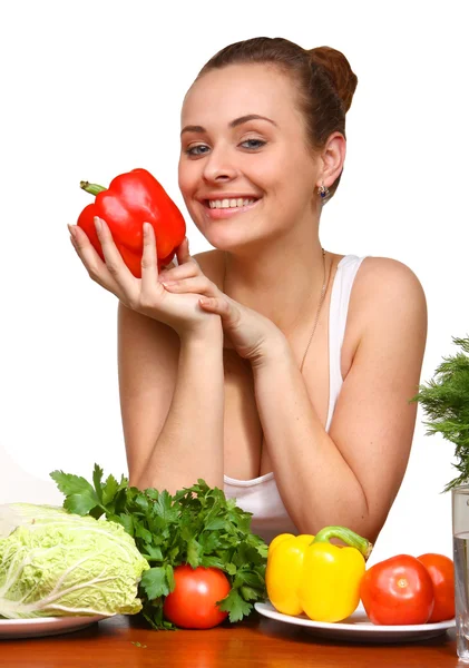 Молодая улыбающаяся женщина с овощами — стоковое фото