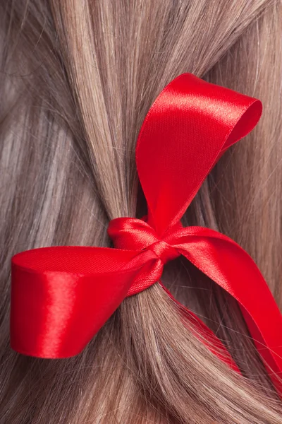 Arco vermelho em um cabelo — Fotografia de Stock