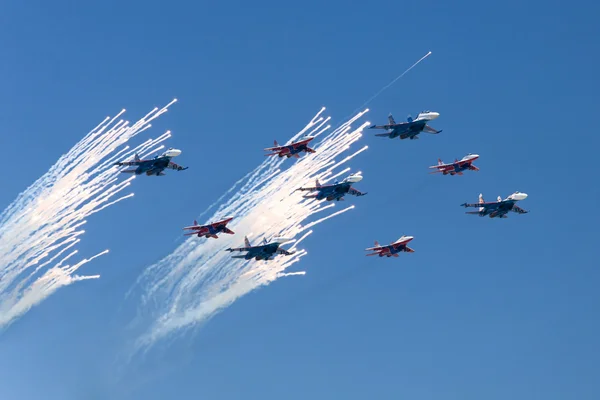 敬礼在天空中的战斗机 — 图库照片