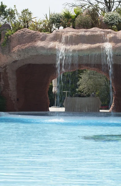 Бассейн и водопад — стоковое фото