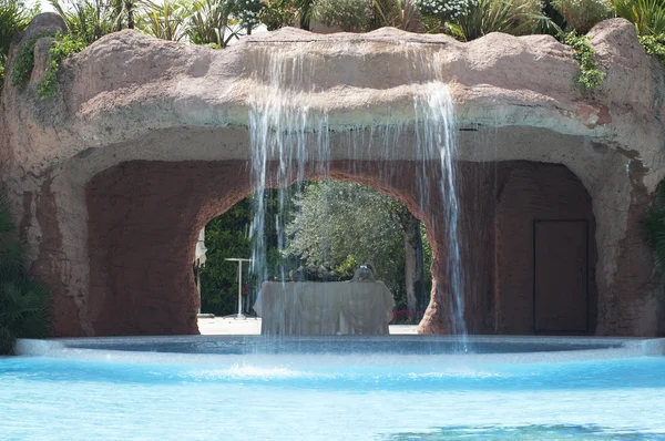 Pool und Wasserfall im Hotel — Stockfoto