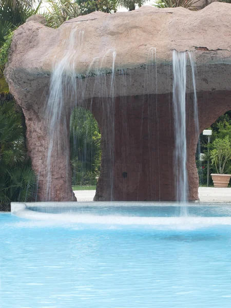 Bazén a vodopád v hotelu — Stock fotografie