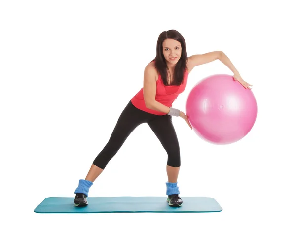 Aantrekkelijke jonge vrouw met fitness bal in zich het uitrekken — Stockfoto