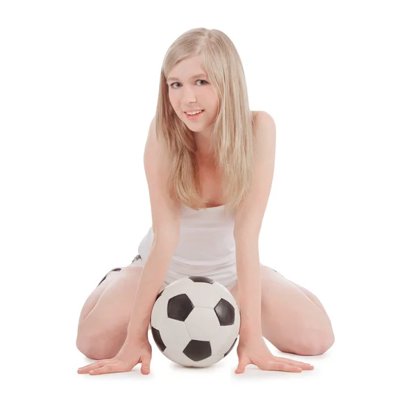 Teenager sitzt mit Fußball über weißem Boden — Stockfoto