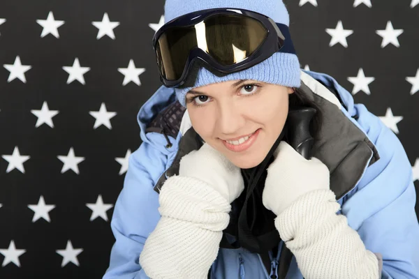 Счастливая девушка в зимней спортивной одежде — стоковое фото