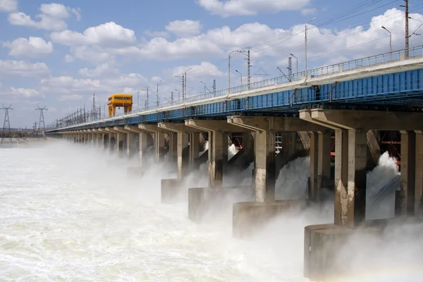 Redefinição da água na central hidroeléctrica do rio — Fotografia de Stock