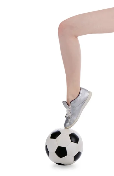 Pé feminino no sapato está na bola de futebol — Fotografia de Stock