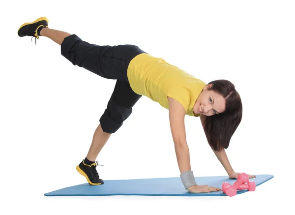 Atraktivní mladá žena s fitness činky cvičení — Stock fotografie