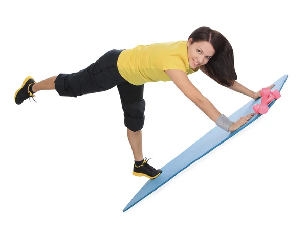 Attraente giovane donna con manubri fitness fa esercizio — Foto Stock