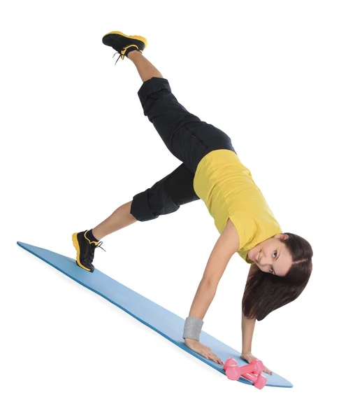 Attraente giovane donna con manubri fitness fa esercizio — Foto Stock
