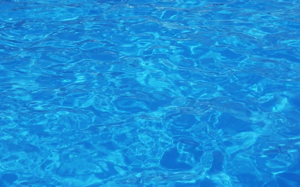Krásná čistá bazénová voda odrážející se na slunci — Stock fotografie
