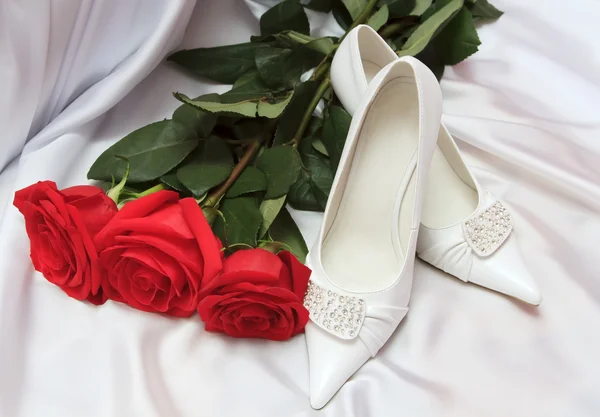 Κομψά γαμήλια παπούτσια με κόκκινα τριαντάφυλλα — Φωτογραφία Αρχείου