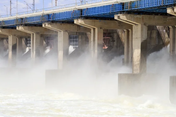 Reset of water at hydroelectric power station — Stock Photo, Image