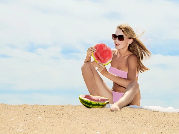 해변에서 포즈 하 고 수 박 먹는 여자 — 스톡 사진