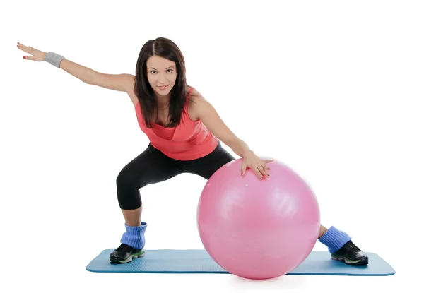 Attraente giovane femmina con palla fitness in stretching — Foto Stock