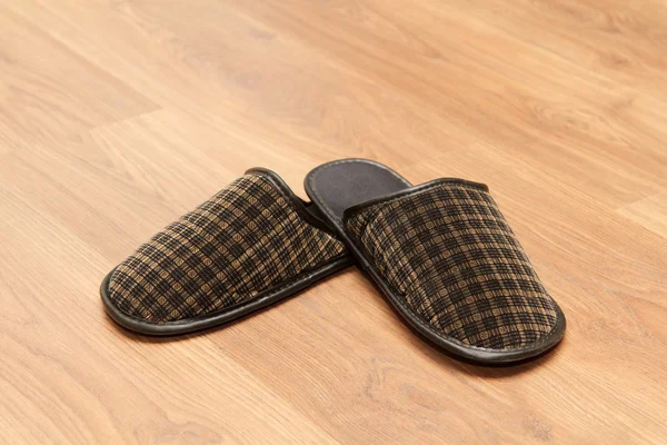 Pantofole sul pavimento in parquet marrone — Foto Stock