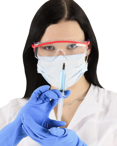 Молодая медсестра в маске со шприцем — стоковое фото