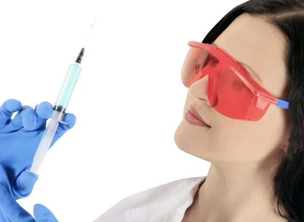 Médica usando óculos de proteção com seringa — Fotografia de Stock