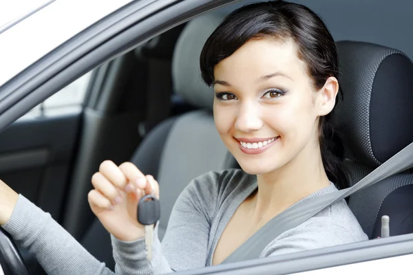 Csinos női vezető a fehér autó mutatja, az autó kulcs — Stock Fotó