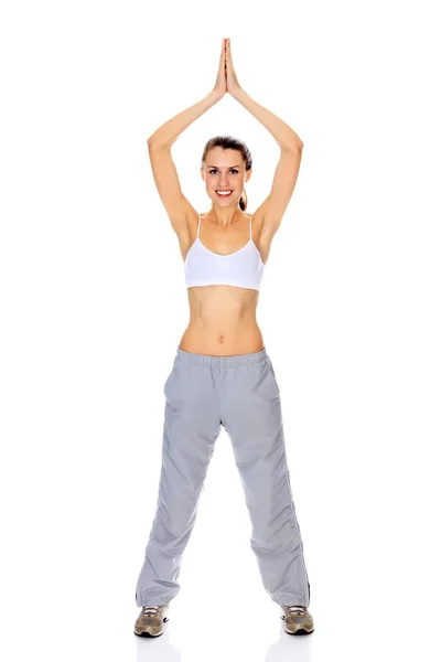 Chica sonriente haciendo ejercicio de yoga —  Fotos de Stock
