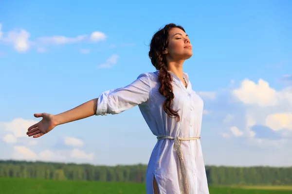 Jeune femme heureuse dans le champ vert — Photo
