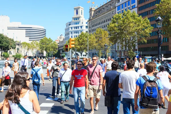 Banyak turis berjalan-jalan di pusat kota Barcelona, Spanyol — Stok Foto