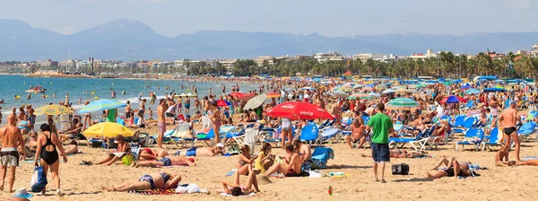Muchos turistas descansan a lo largo de la playa de Salou el 22 de septiembre de 2011 —  Fotos de Stock