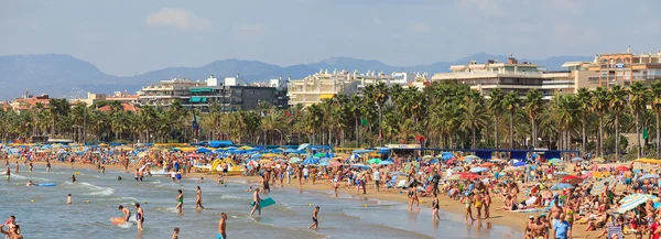 Многие туристы отдыхают на пляже Салоу 22 сентября 2011 года — стоковое фото