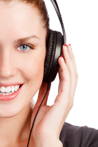 Vacker ung flicka lyssna musik — Stockfoto
