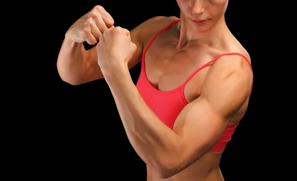Kadın fitness vücut geliştirmeci siyah arka plan üzerinde poz — Stok fotoğraf