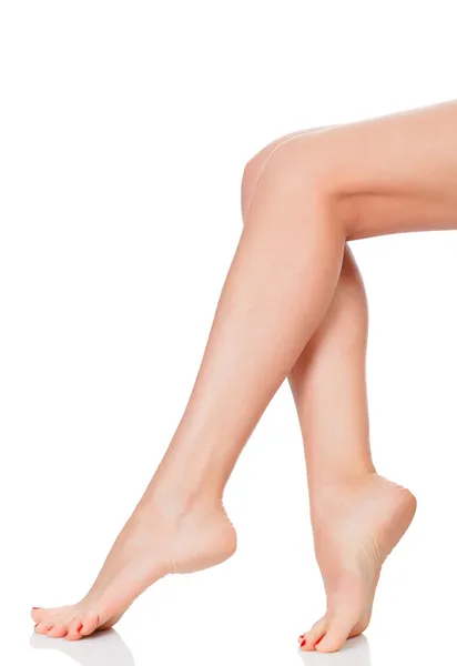 Идеальные женские ноги, изолированные на белом фоне — стоковое фото