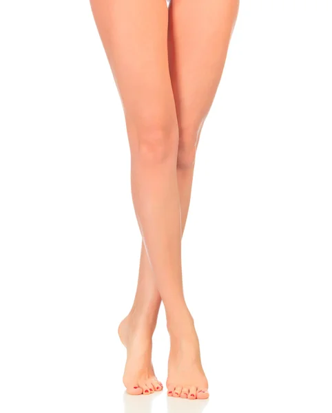 Perfecte vrouwelijke benen, geïsoleerd op witte achtergrond — Stockfoto