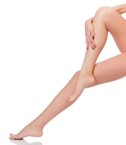 Perfekte weibliche Beine, isoliert auf weißem Hintergrund — Stockfoto
