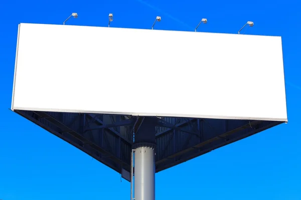 Cartelera en blanco en el cielo azul para su anuncio —  Fotos de Stock