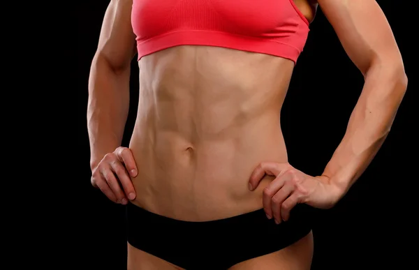 Muskularne ciało kobiece na czarnym tle — Zdjęcie stockowe