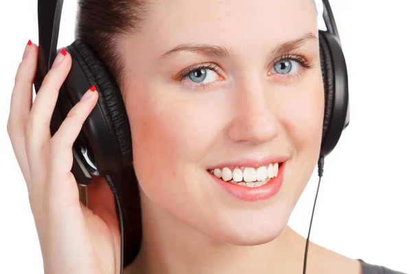 Chica bonita escuchando música y sonriéndote — Foto de Stock