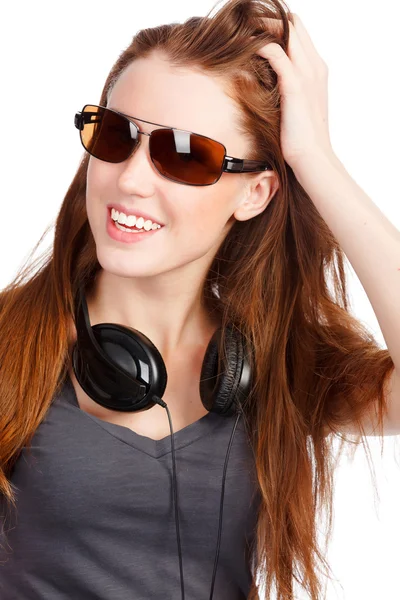 Chica bonita con auriculares sonriendo — Foto de Stock