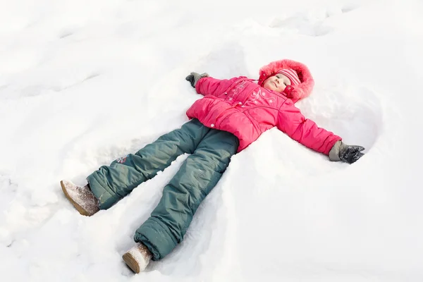Małe dziecko w jasne, biały śnieg — Zdjęcie stockowe
