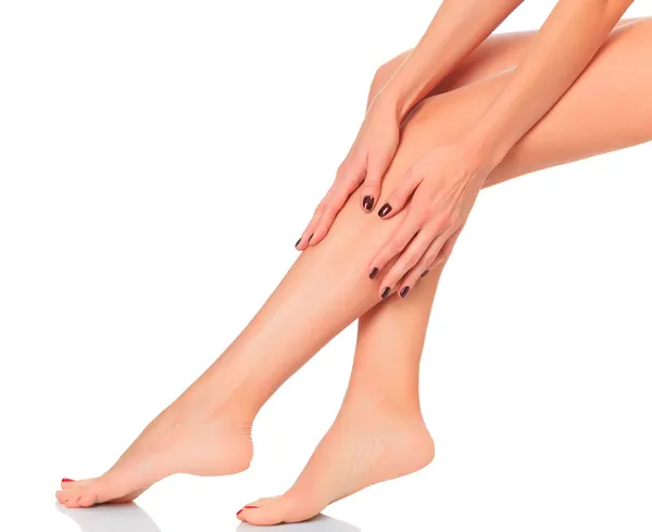 Pernas femininas bem tratadas após depilação — Fotografia de Stock