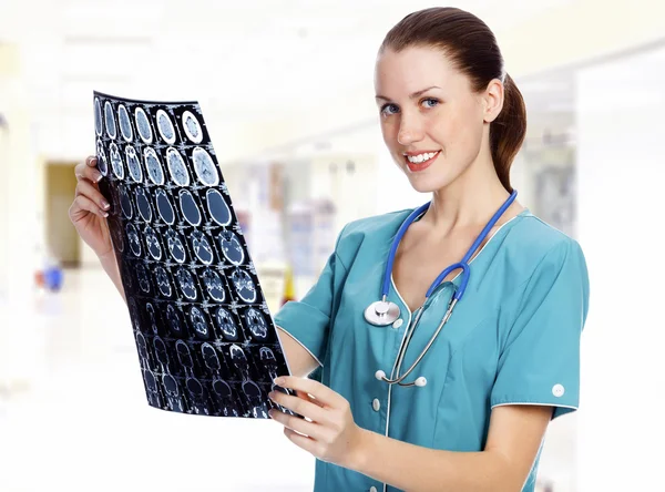Kvinnliga läkare med mri på sjukhus — Stockfoto