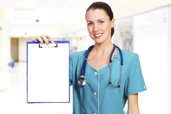 Ärztin mit dem leeren Papier auf Klemmbrett — Stockfoto
