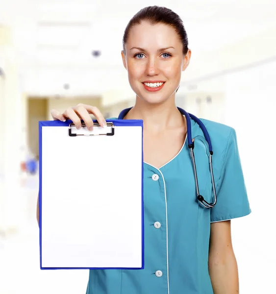 Женщина-врач с пустой бумагой на планшете — стоковое фото
