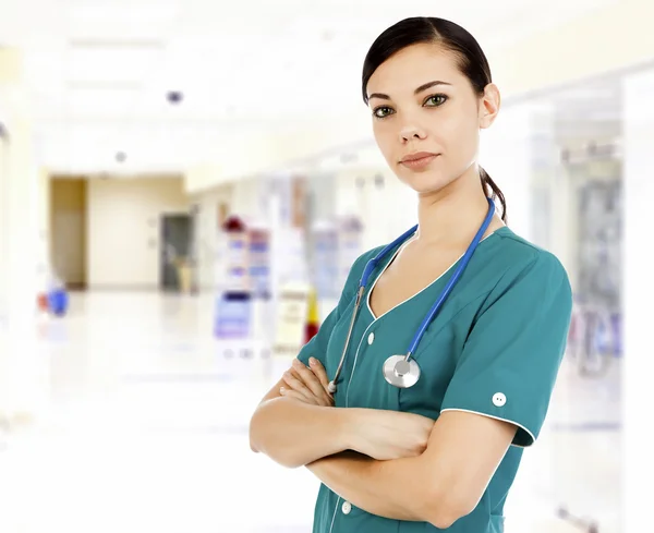 Bardzo kobiece kobieta lekarz w korytarzu szpitala. — Zdjęcie stockowe