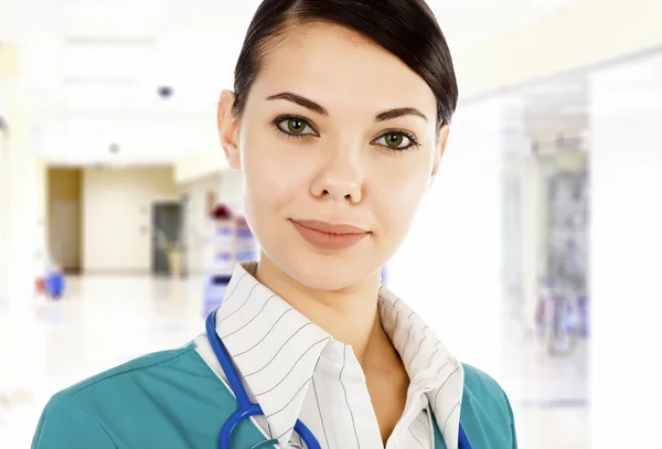 Όμορφη γυναίκα γιατρός σε ένα διάδρομο ενός νοσοκομείου. — Φωτογραφία Αρχείου