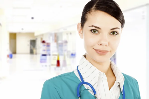 Headshot av en kvinnlig läkare i en korridor av ett sjukhus — Stockfoto