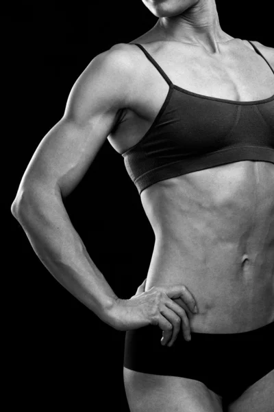 Image en noir et blanc d'un corps féminin musclé — Photo