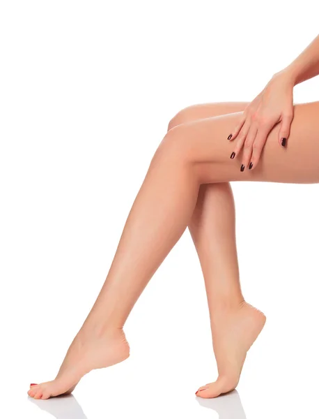 Красиві жіночі ноги на білому тлі — стокове фото