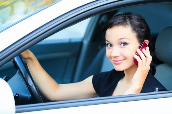 Docela Asijská dívka v autě mluví prostřednictvím mobilního telefonu — Stock fotografie